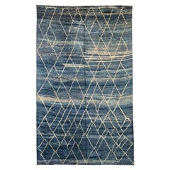 Tapis marocain moderne du milieu du siècle dernier, bleu et ivoire par Silk Road Rug Inc