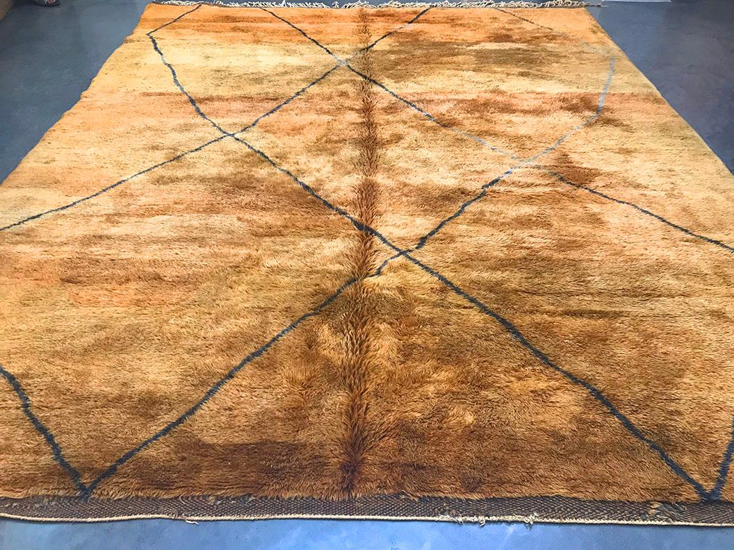 Moderner marokkanischer Teppich aus der Mitte des Jahrhunderts in Gold, Cognac, Anthrazit und Grau von Silk Road Rug Inc (Moderne der Mitte des Jahrhunderts) im Angebot