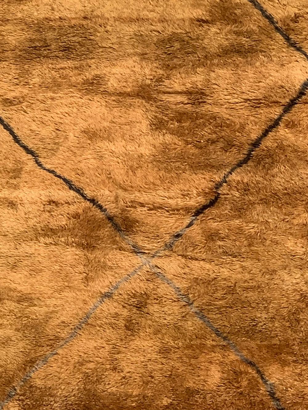 Moderner marokkanischer Teppich aus der Mitte des Jahrhunderts in Gold, Cognac, Anthrazit und Grau von Silk Road Rug Inc (Marokkanisch) im Angebot