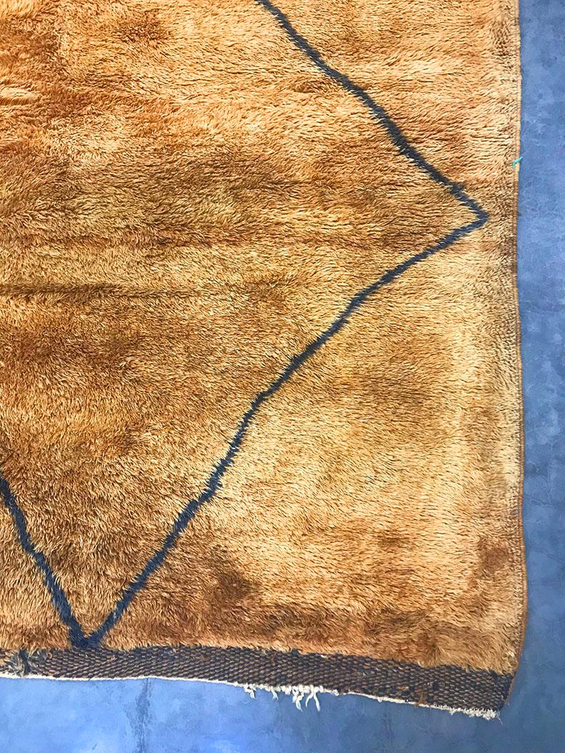 Moderner marokkanischer Teppich aus der Mitte des Jahrhunderts in Gold, Cognac, Anthrazit und Grau von Silk Road Rug Inc (Handgeknüpft) im Angebot