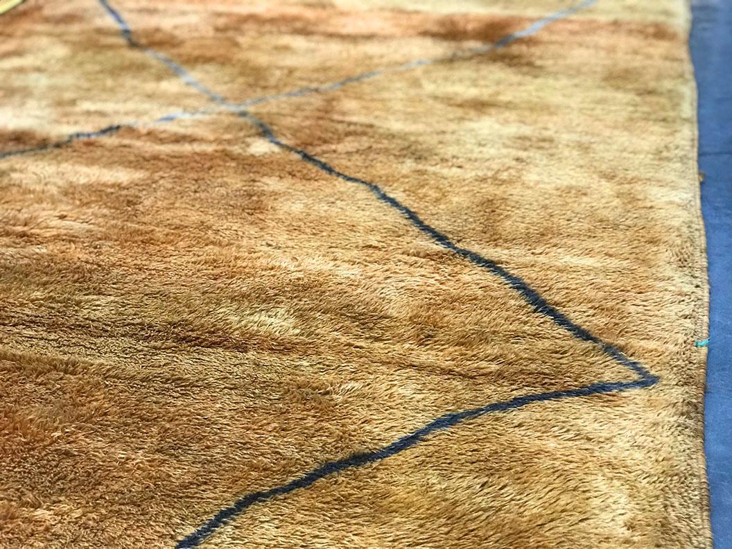 Moderner marokkanischer Teppich aus der Mitte des Jahrhunderts in Gold, Cognac, Anthrazit und Grau von Silk Road Rug Inc im Zustand „Neu“ im Angebot in Los Angeles, CA