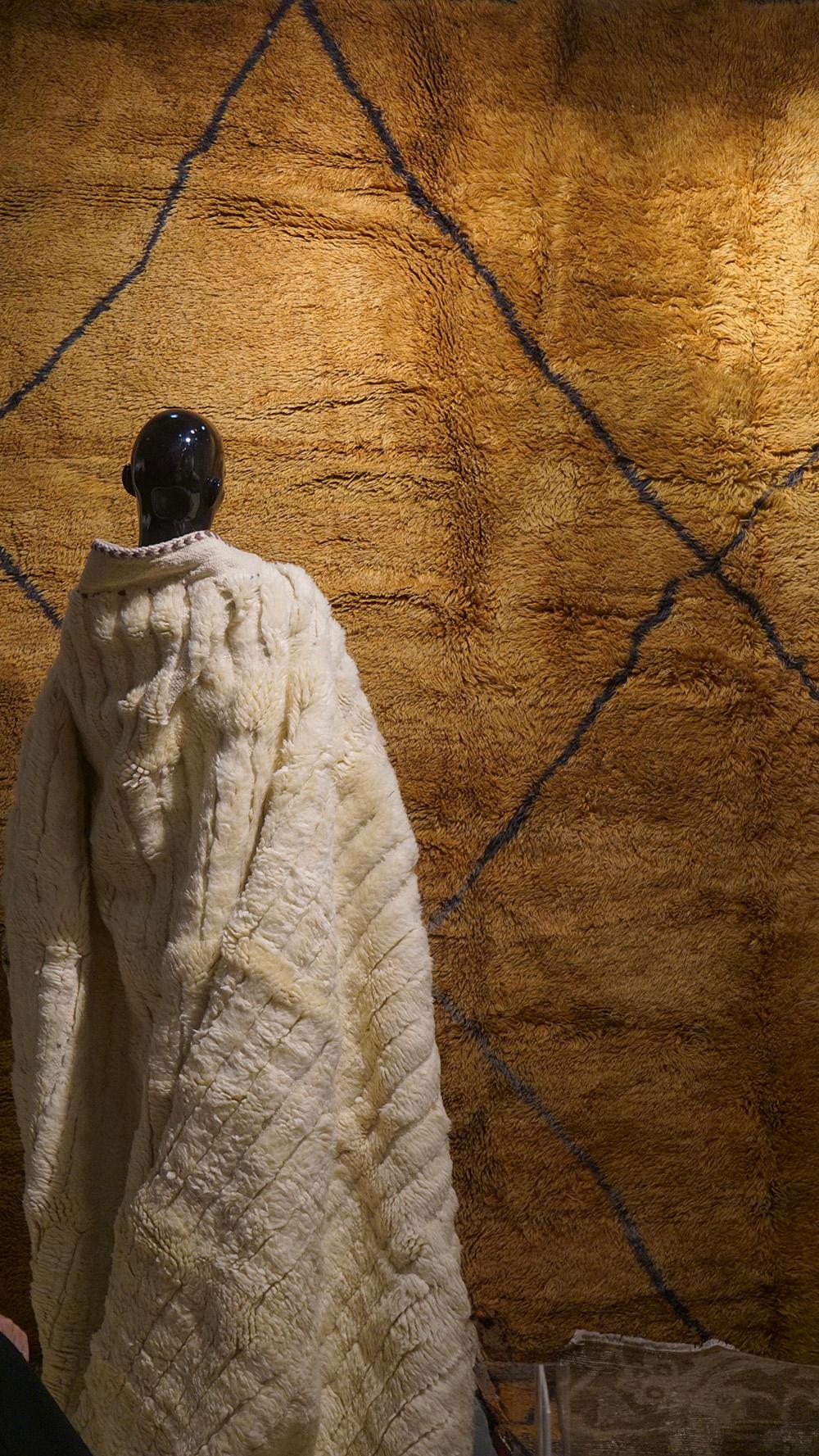 Moderner marokkanischer Teppich aus der Mitte des Jahrhunderts in Gold, Cognac, Anthrazit und Grau von Silk Road Rug Inc (21. Jahrhundert und zeitgenössisch) im Angebot