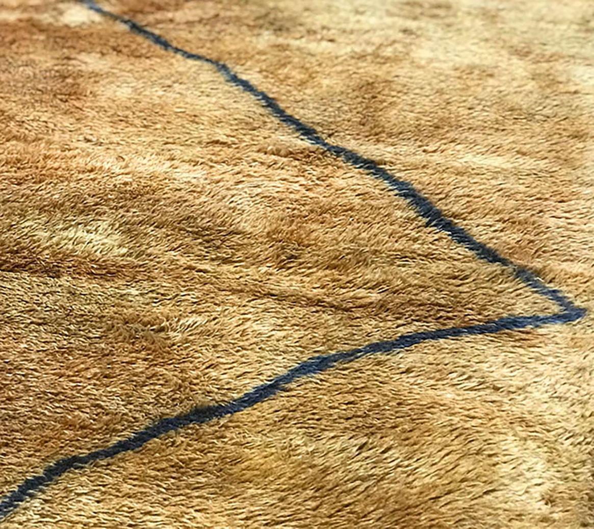 Laine Tapis marocain moderne du milieu du siècle, doré cognac anthracite gris par Silk Road Rug Inc en vente