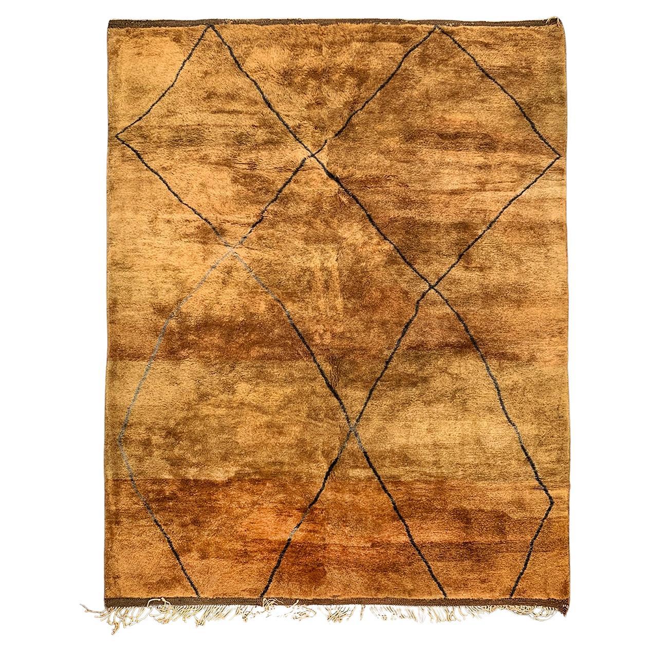 Tappeto moderno marocchino di metà secolo Golden Cognac Charcoal Gray di Silk Road Rug Inc