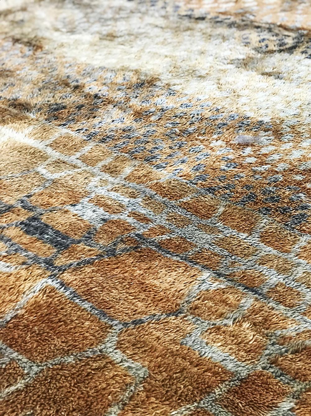 Moderner marokkanischer Mid-Century-Teppich in Gold, Cognac, Grau und Elfenbein von Silk Road Rug Inc. (Wolle) im Angebot