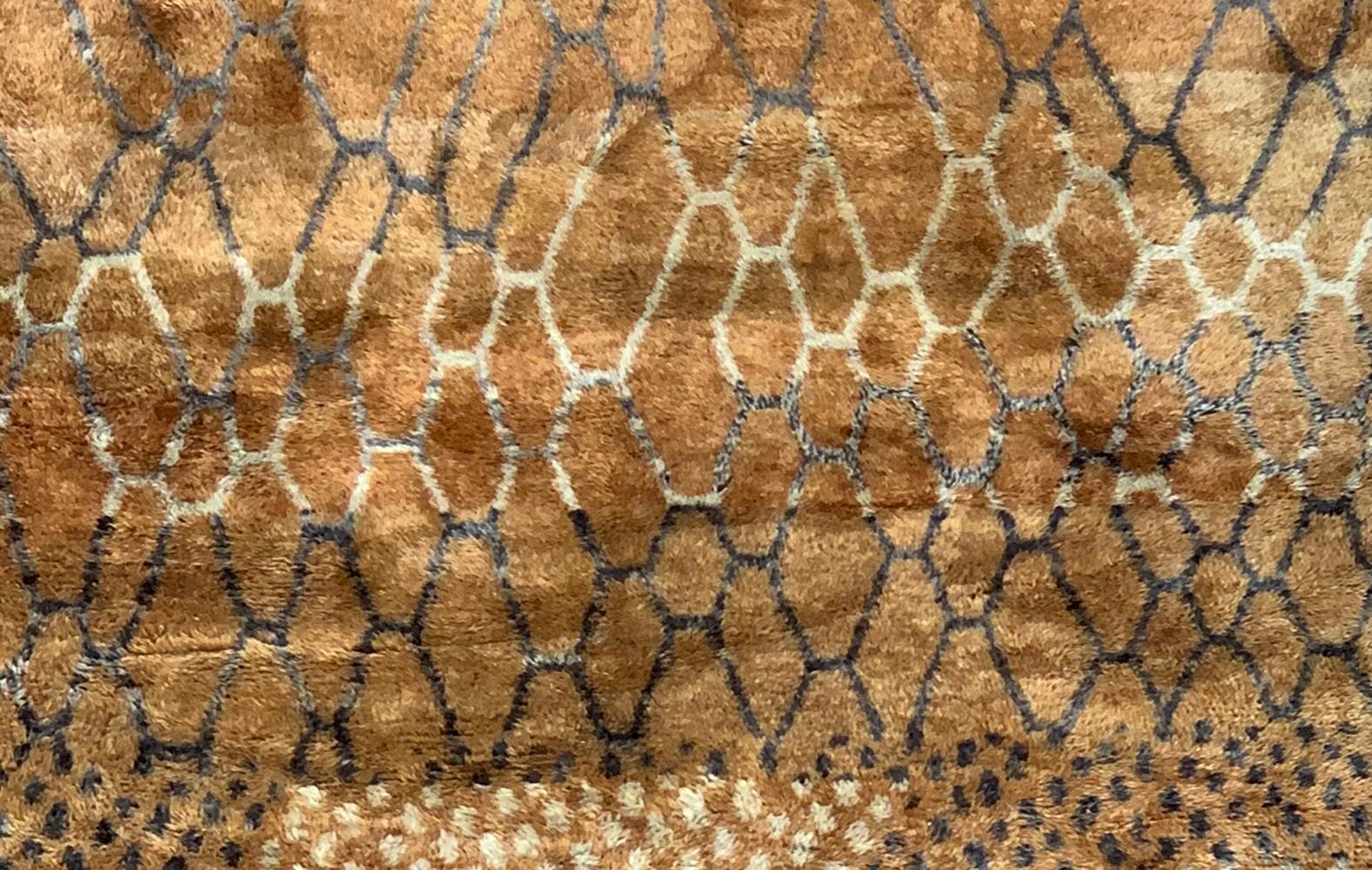 Moderner marokkanischer Mid-Century-Teppich in Gold, Cognac, Grau und Elfenbein von Silk Road Rug Inc. im Angebot 1