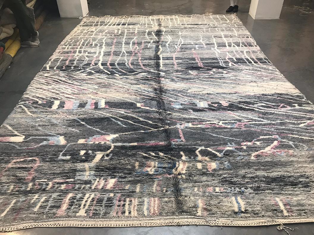 Ciascuno dei nostri tappeti marocchini Beni è un pezzo unico, con una storia propria. Le tessitrici che creano questi splendidi tessuti fanno parte di una tradizione secolare tramandata di madre in figlia. La realizzazione di un tappeto Beni è