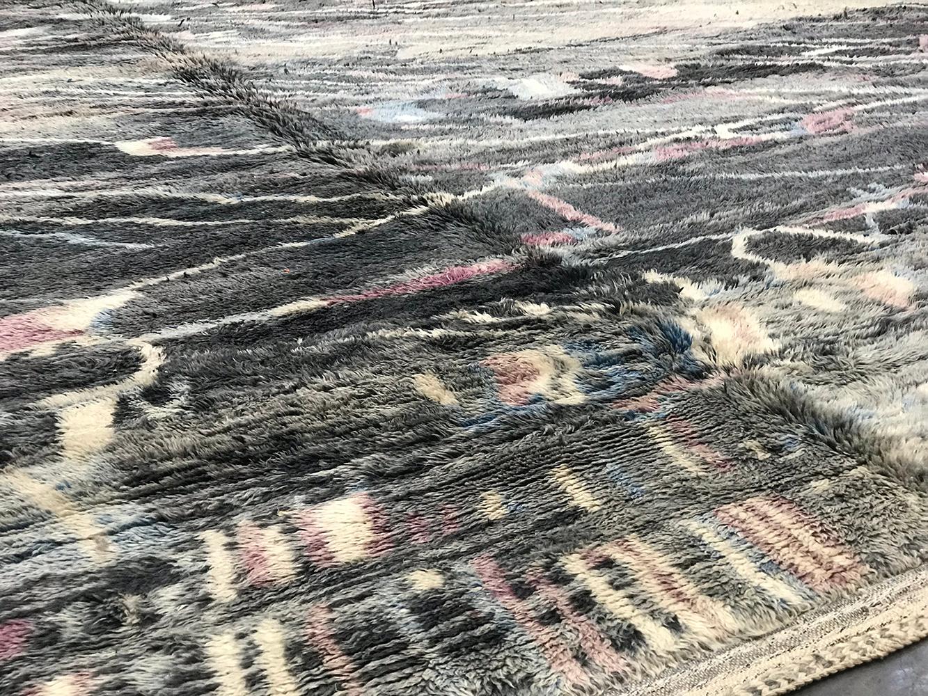 Mid-Century moderno Tappeto moderno marocchino di metà secolo, grigio, blu, rosa e avorio di Silk Road Rug Inc. in vendita