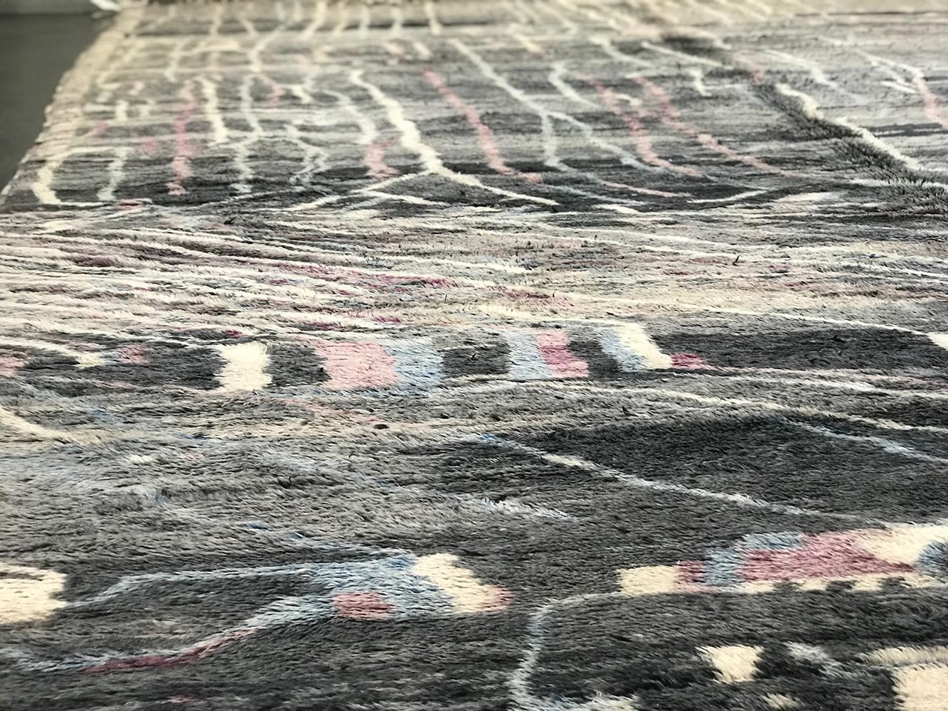 Annodato a mano Tappeto moderno marocchino di metà secolo, grigio, blu, rosa e avorio di Silk Road Rug Inc. in vendita