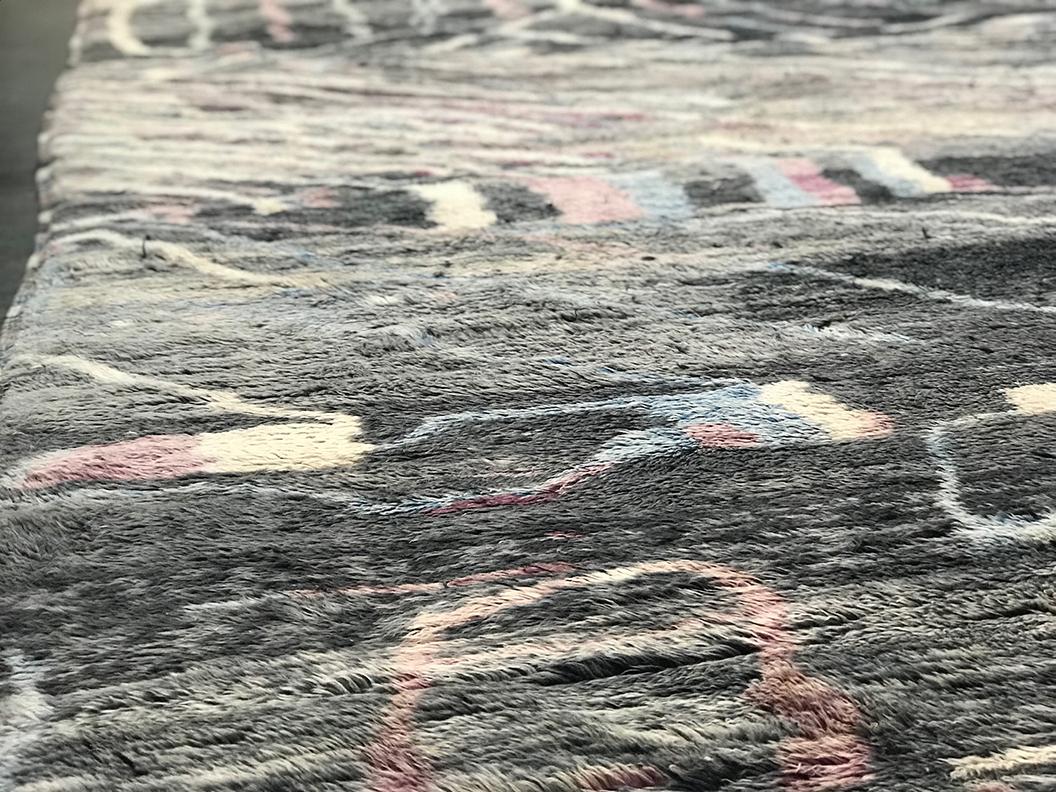 Tappeto moderno marocchino di metà secolo, grigio, blu, rosa e avorio di Silk Road Rug Inc. In condizioni Nuovo in vendita a Los Angeles, CA