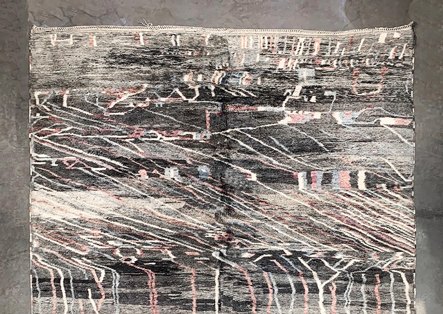 XXI secolo e contemporaneo Tappeto moderno marocchino di metà secolo, grigio, blu, rosa e avorio di Silk Road Rug Inc. in vendita