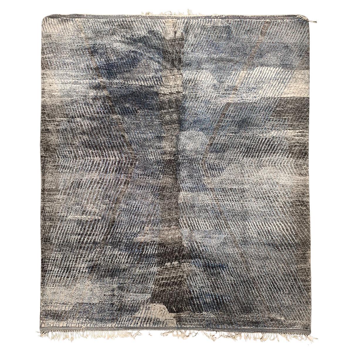Tappeto moderno marocchino di metà secolo grigio antracite blu avorio di Silk Road Rug Inc.