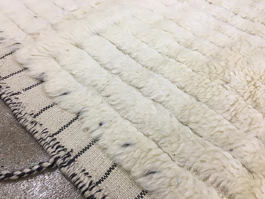 Mid-Century moderno Tappeto moderno marocchino di metà secolo in avorio e grigio di Silk Road Rug Inc in vendita