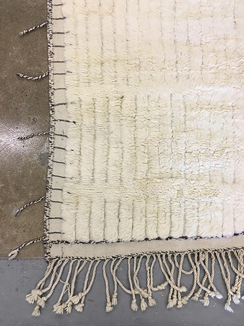 Marocchino Tappeto moderno marocchino di metà secolo in avorio e grigio di Silk Road Rug Inc in vendita