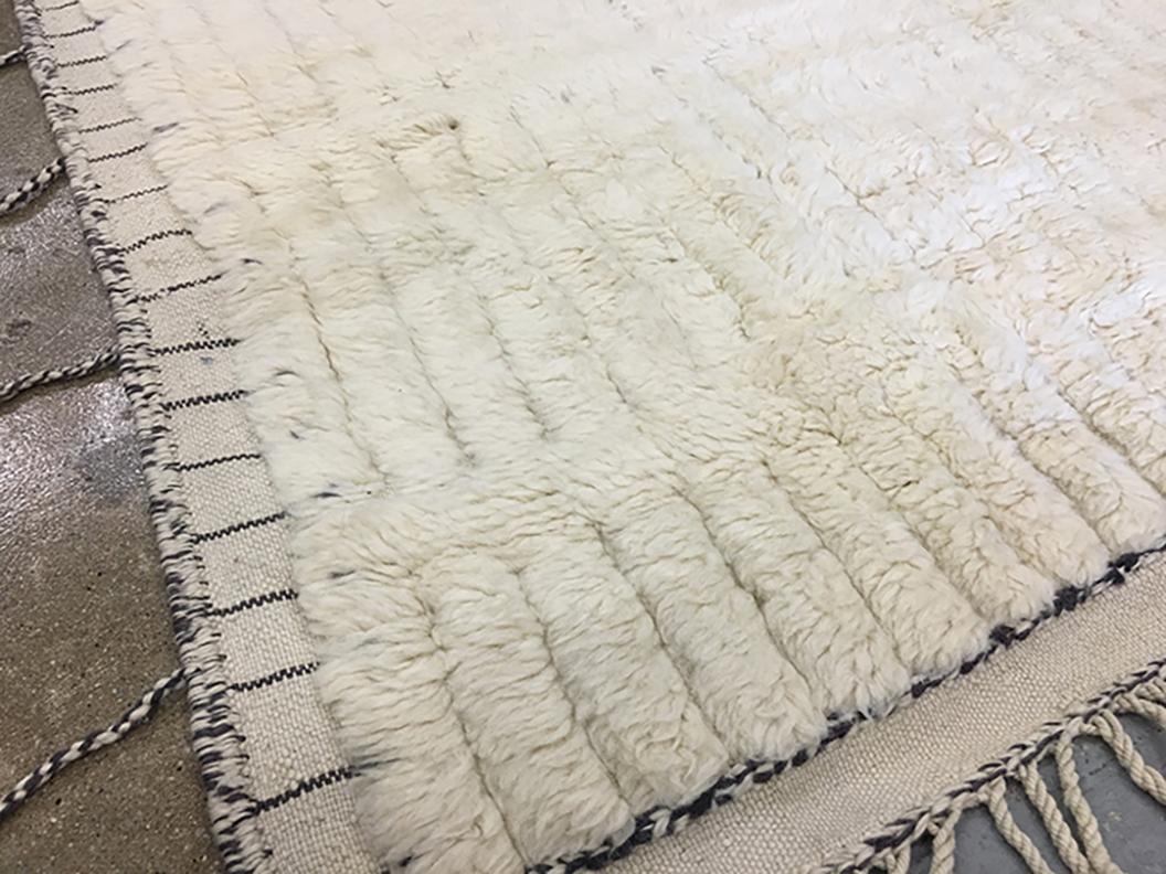 Annodato a mano Tappeto moderno marocchino di metà secolo in avorio e grigio di Silk Road Rug Inc in vendita