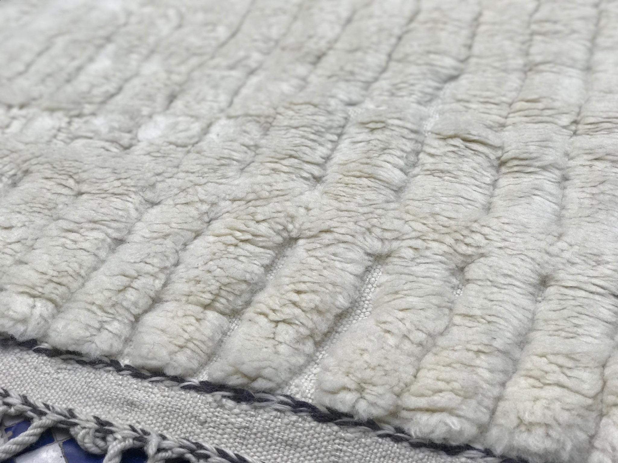 Tappeto moderno marocchino di metà secolo in avorio e grigio di Silk Road Rug Inc In condizioni Nuovo in vendita a Los Angeles, CA