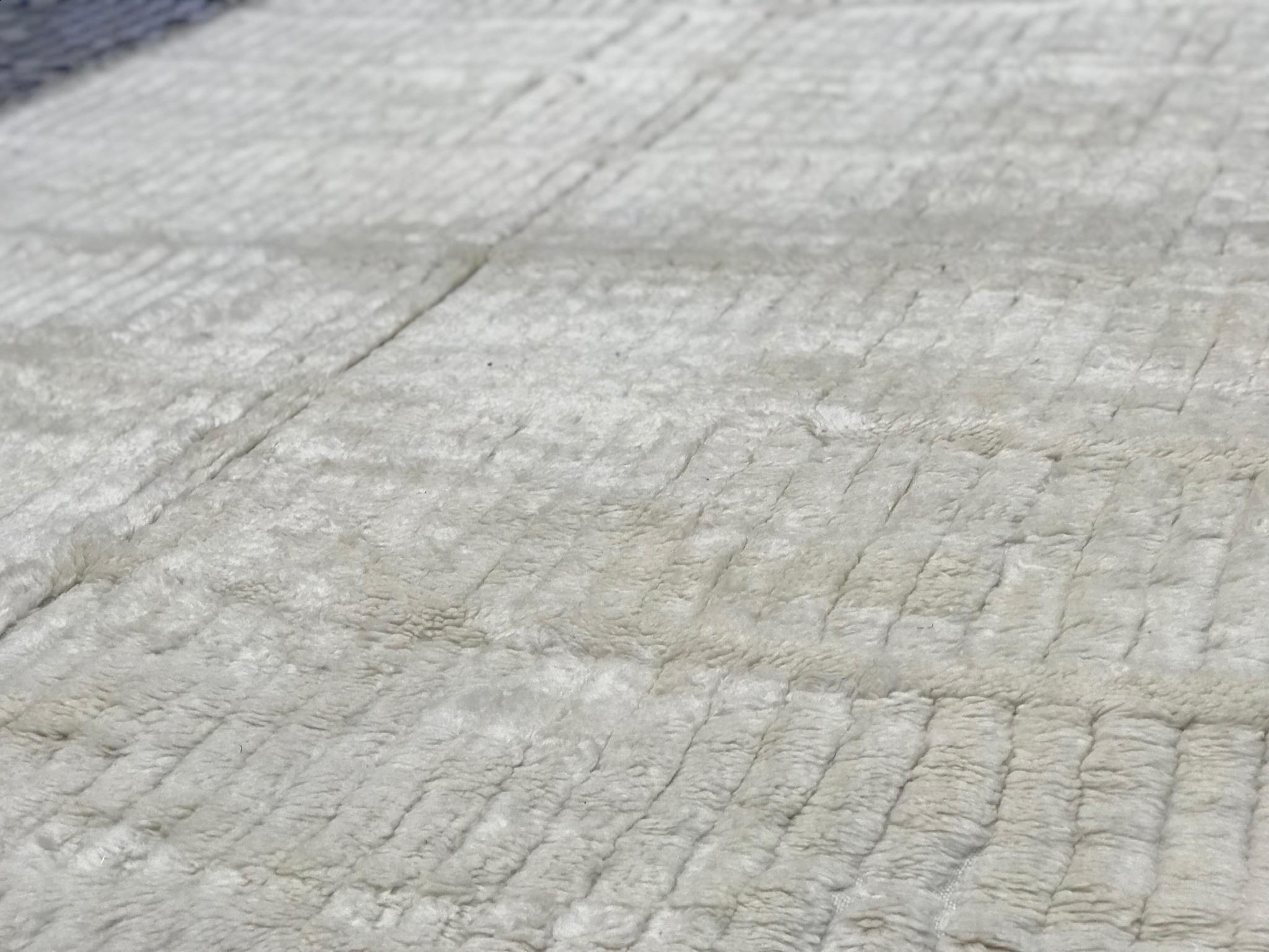 XXI secolo e contemporaneo Tappeto moderno marocchino di metà secolo in avorio e grigio di Silk Road Rug Inc in vendita
