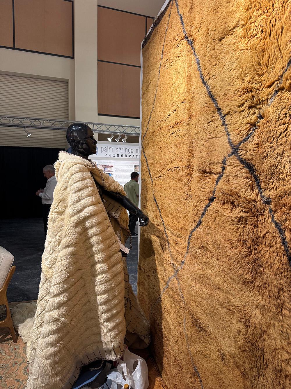 Lana Tappeto moderno marocchino di metà secolo in avorio e grigio di Silk Road Rug Inc in vendita