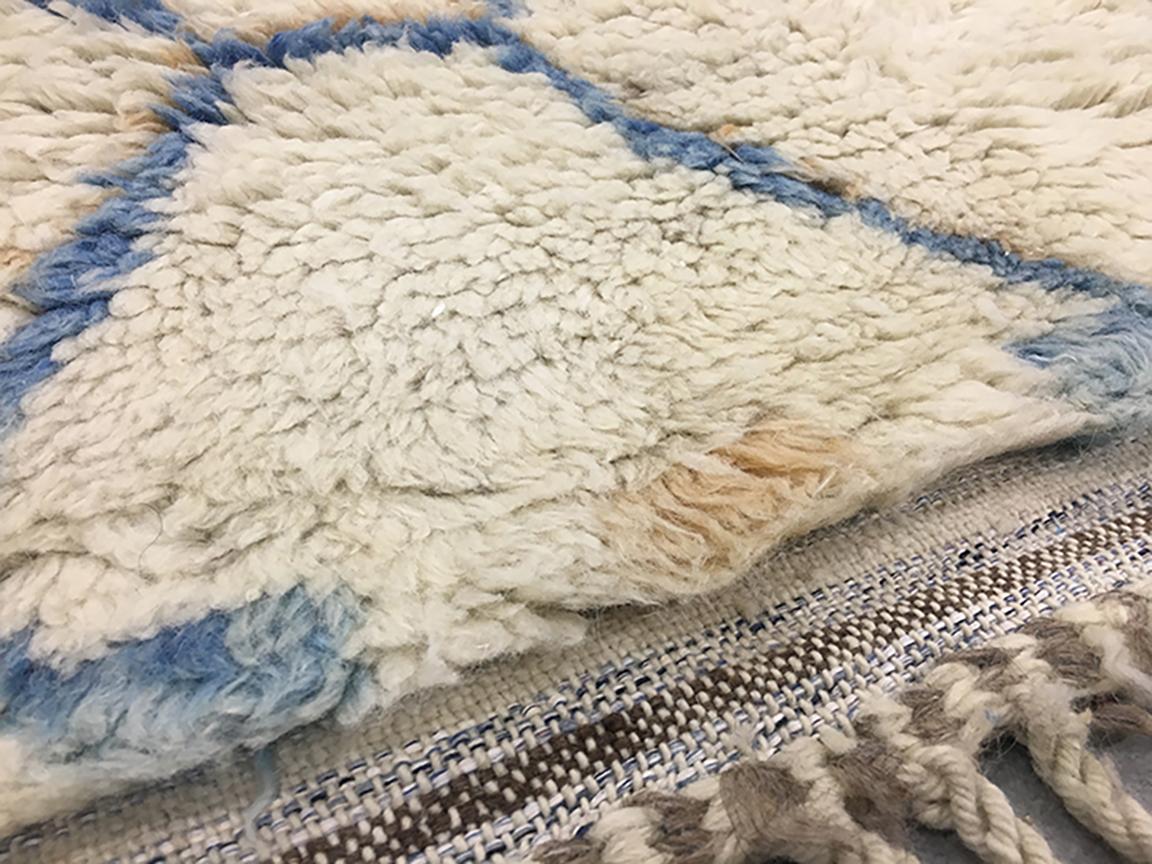 Mid-Century moderno Tappeto moderno marocchino di metà secolo Avorio Blu Marrone Pesca di Silk Road Rug Inc. in vendita