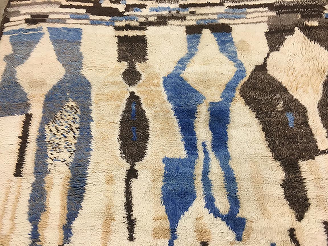 Marocchino Tappeto moderno marocchino di metà secolo Avorio Blu Marrone Pesca di Silk Road Rug Inc. in vendita