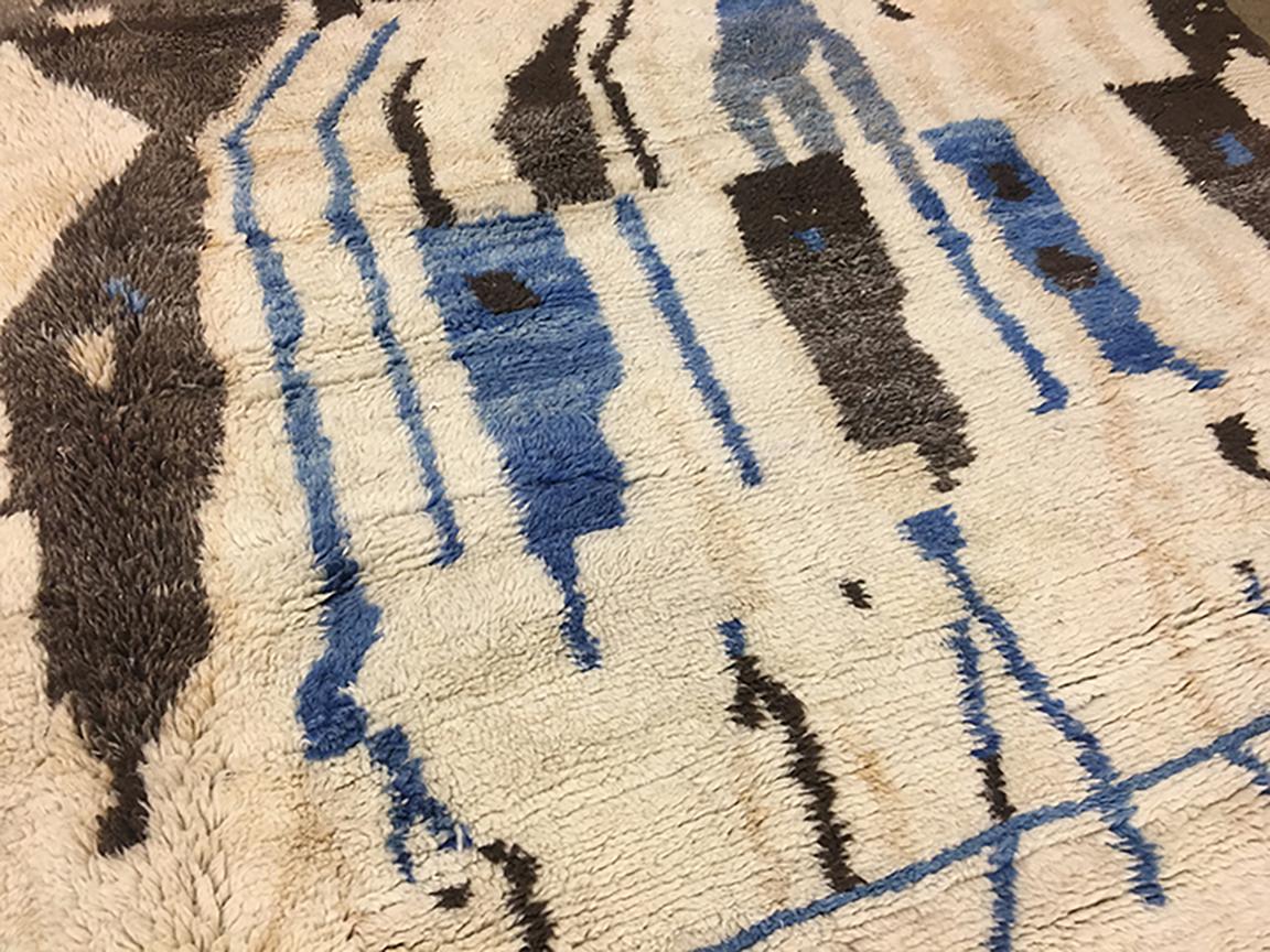 Annodato a mano Tappeto moderno marocchino di metà secolo Avorio Blu Marrone Pesca di Silk Road Rug Inc. in vendita