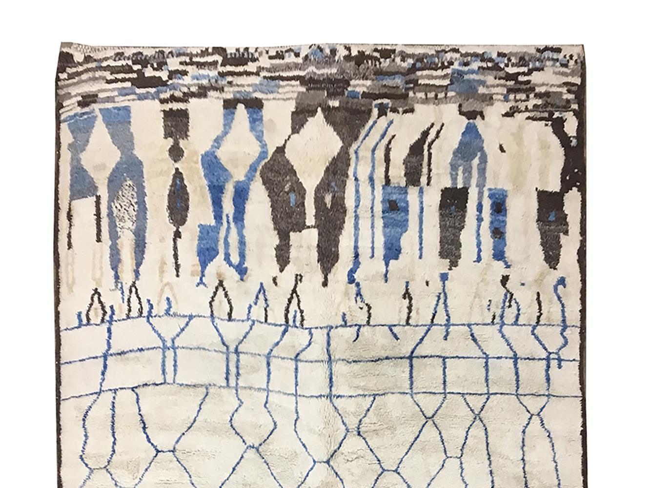 XXI secolo e contemporaneo Tappeto moderno marocchino di metà secolo Avorio Blu Marrone Pesca di Silk Road Rug Inc. in vendita