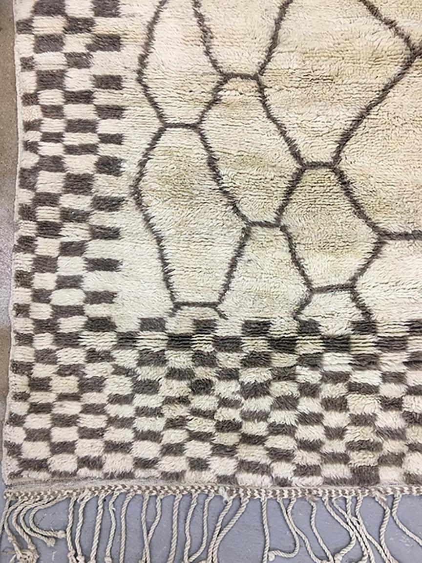 Mid-Century moderno Tappeto moderno marocchino di metà secolo avorio e marrone di Silk Road Rug Inc. in vendita