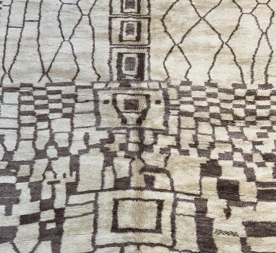 Marocchino Tappeto moderno marocchino di metà secolo avorio e marrone di Silk Road Rug Inc. in vendita