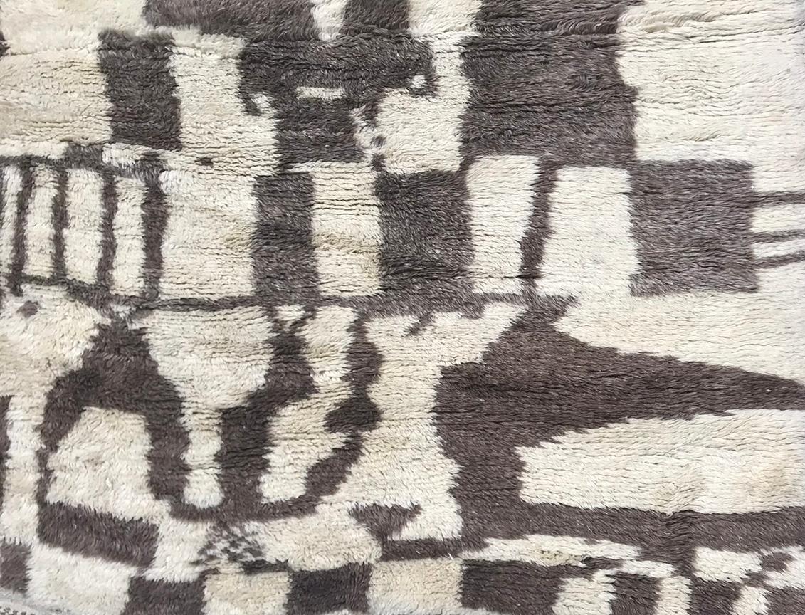 Annodato a mano Tappeto moderno marocchino di metà secolo avorio e marrone di Silk Road Rug Inc. in vendita