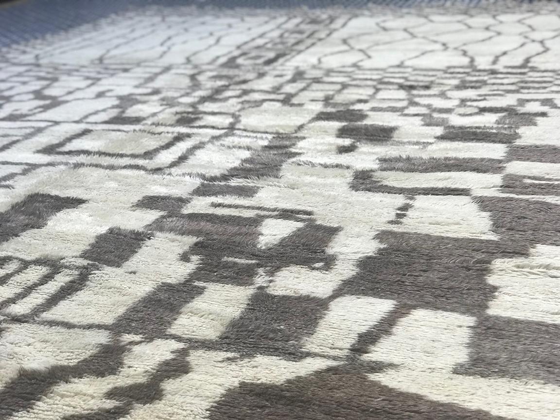 XXI secolo e contemporaneo Tappeto moderno marocchino di metà secolo avorio e marrone di Silk Road Rug Inc. in vendita