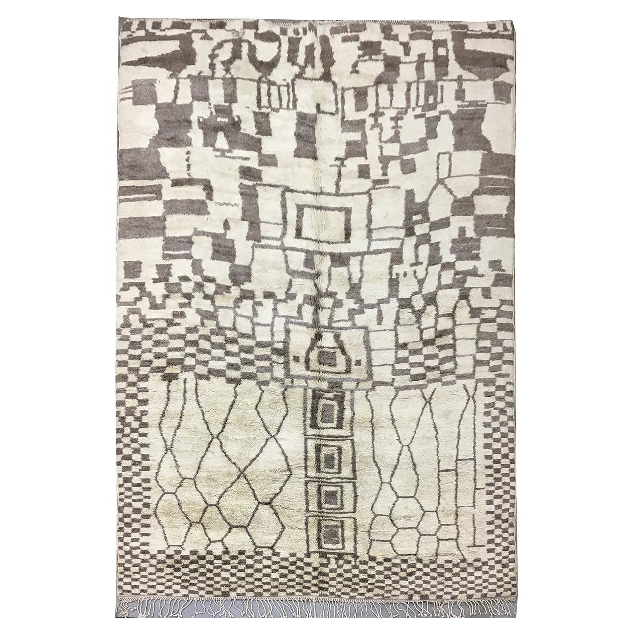 Tappeto moderno marocchino di metà secolo avorio e marrone di Silk Road Rug Inc.