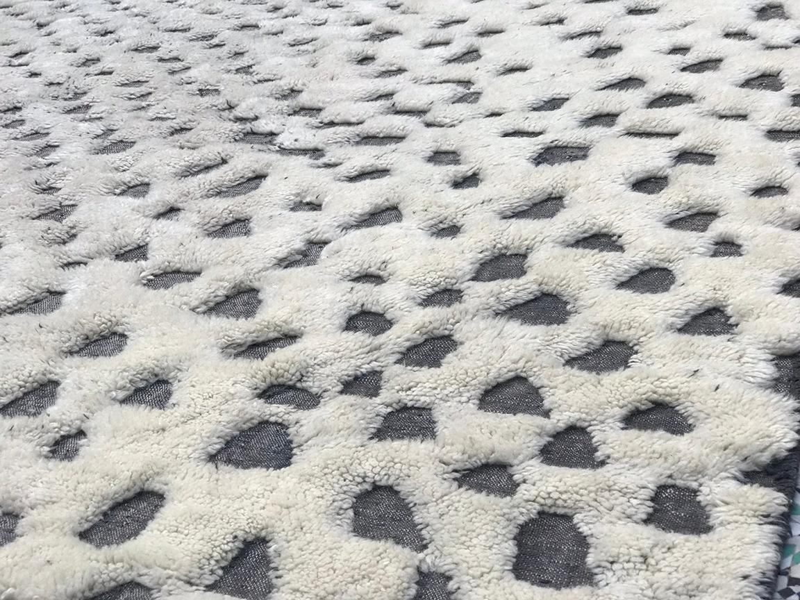 Mid-Century moderno Tappeto moderno marocchino di metà secolo, avorio e carbone, alto e basso di Silk Road Rug Inc. in vendita