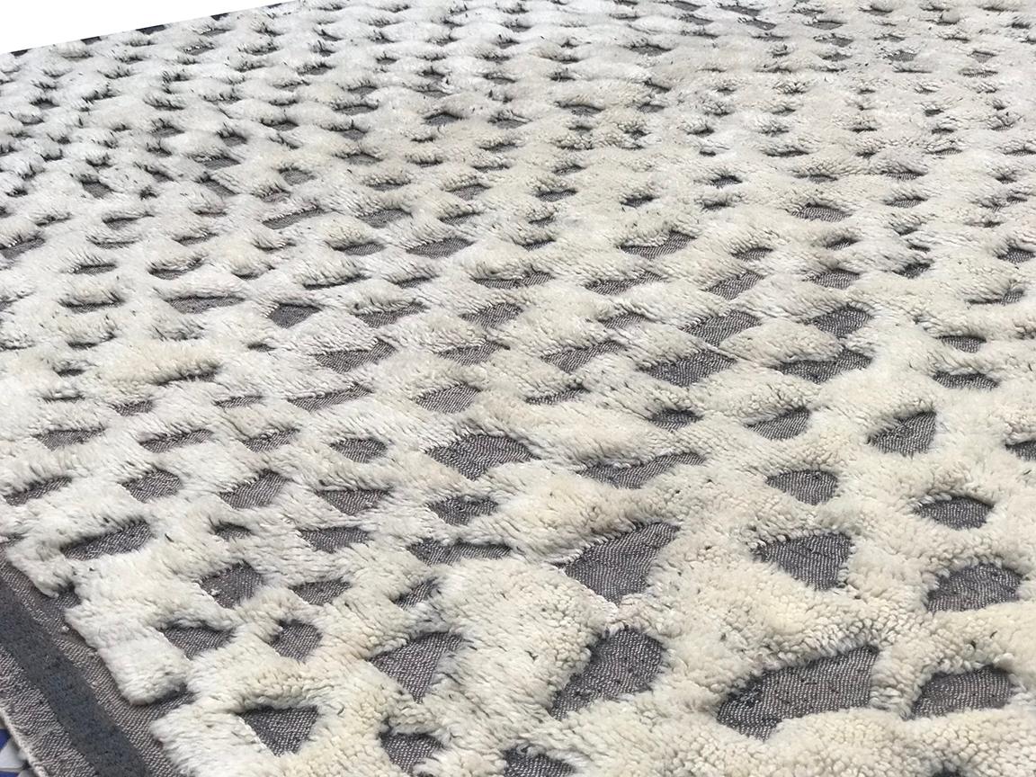 Marocchino Tappeto moderno marocchino di metà secolo, avorio e carbone, alto e basso di Silk Road Rug Inc. in vendita