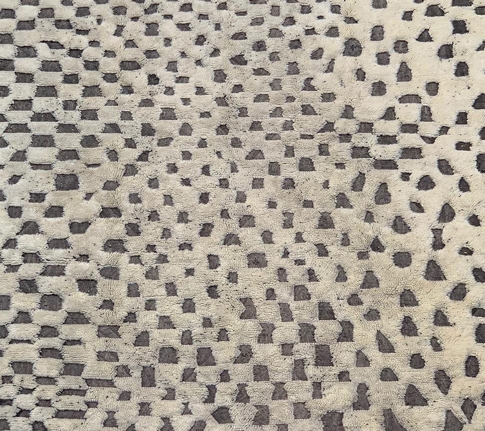 Annodato a mano Tappeto moderno marocchino di metà secolo, avorio e carbone, alto e basso di Silk Road Rug Inc. in vendita
