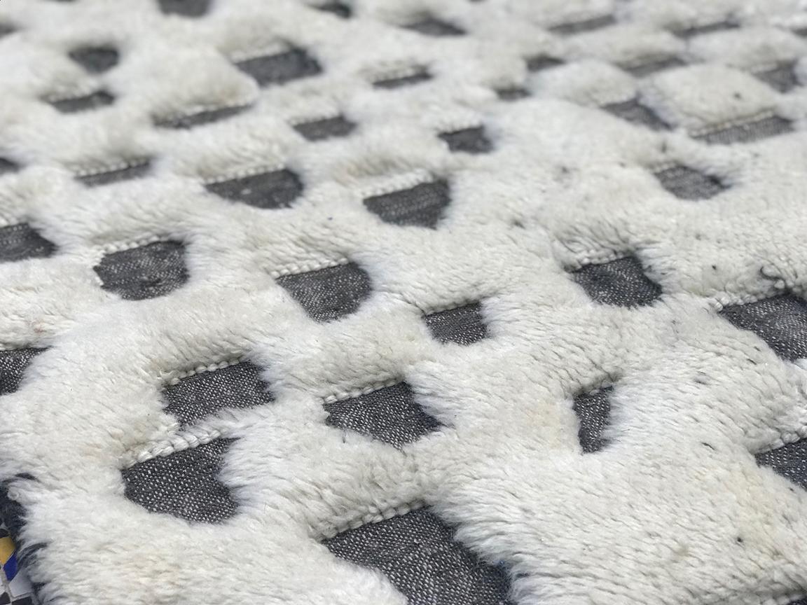 Tappeto moderno marocchino di metà secolo, avorio e carbone, alto e basso di Silk Road Rug Inc. In condizioni Nuovo in vendita a Los Angeles, CA