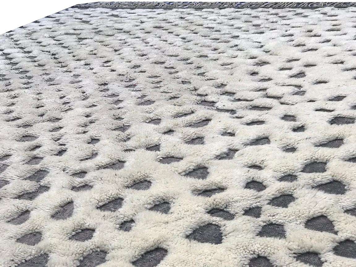 Cotone Tappeto moderno marocchino di metà secolo, avorio e carbone, alto e basso di Silk Road Rug Inc. in vendita