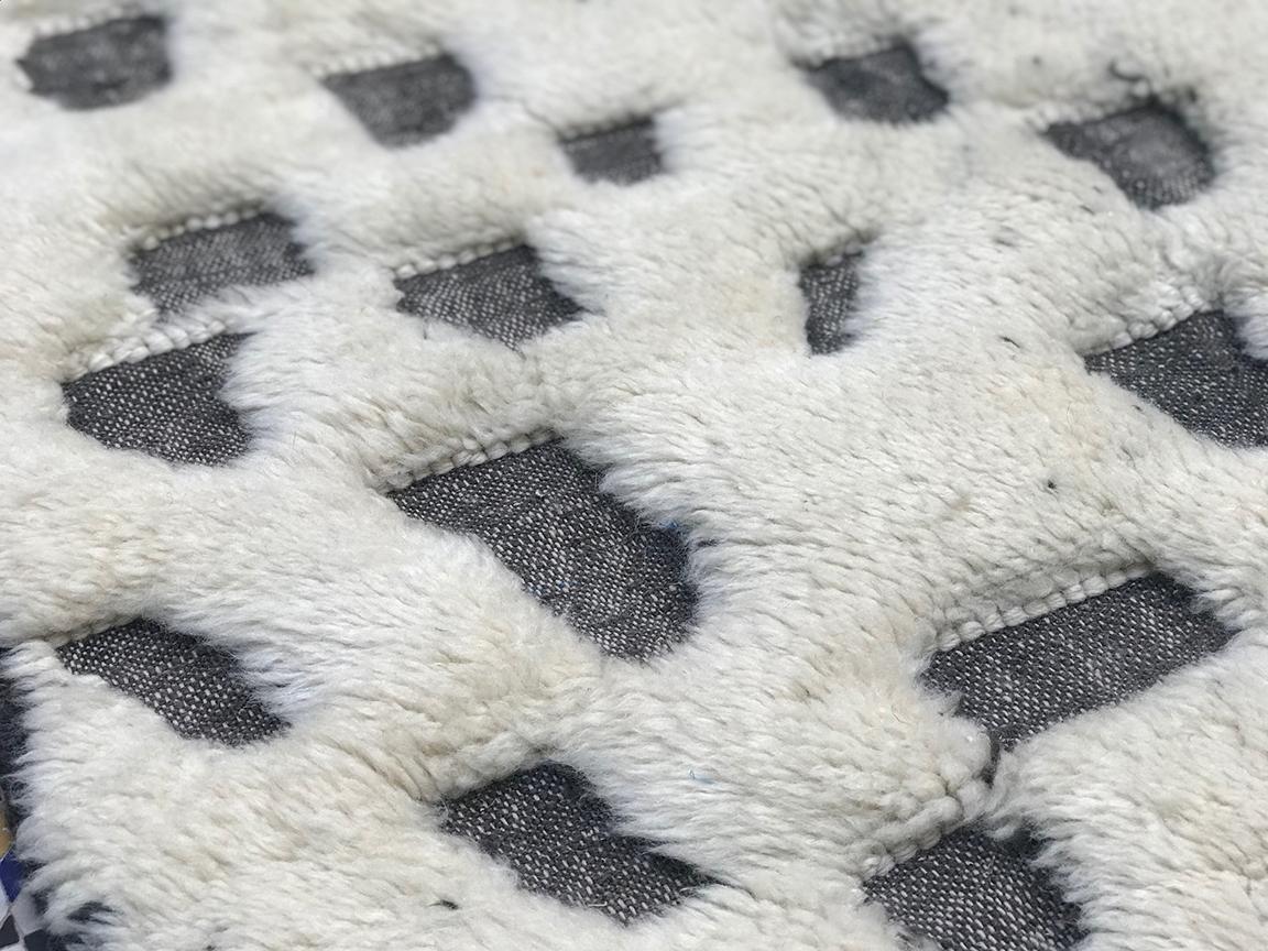 Tappeto moderno marocchino di metà secolo, avorio e carbone, alto e basso di Silk Road Rug Inc. in vendita 1