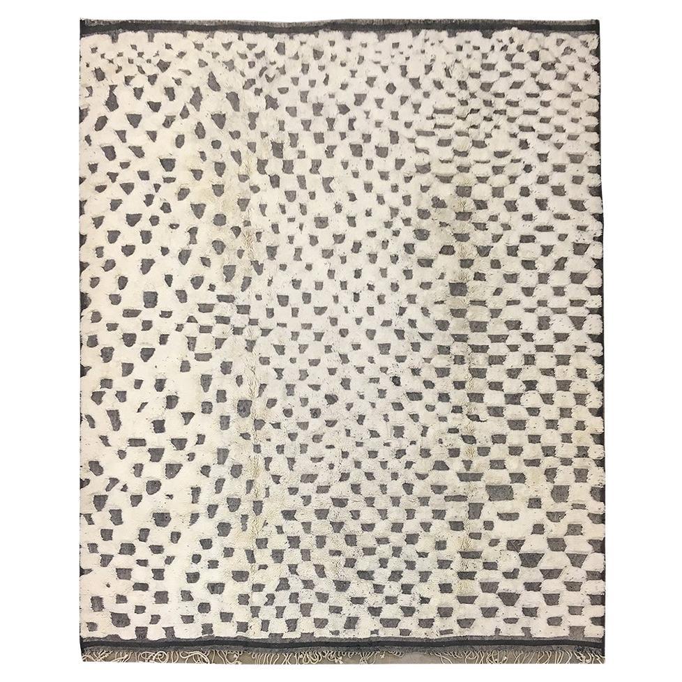 Tappeto moderno marocchino di metà secolo, avorio e carbone, alto e basso di Silk Road Rug Inc. in vendita