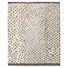 Tapis marocain moderne du milieu du siècle dernier, ivoire et anthracite, haut bas par Silk Road Rug Inc.