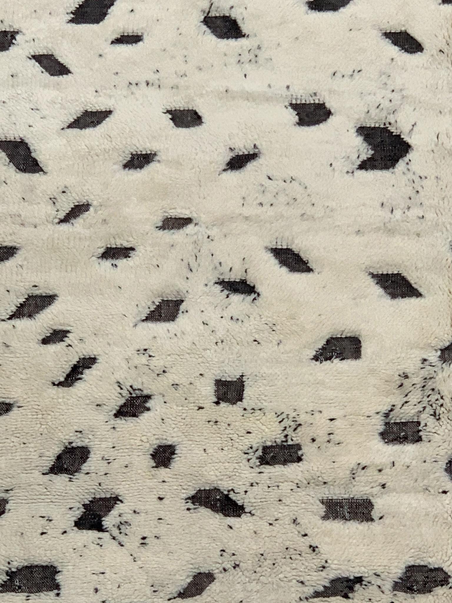 Moderne marokkanische Mitte Jahrhundert Elfenbein Grau & Schwarz Bereich Teppich von Silk Road Rug Inc (Moderne der Mitte des Jahrhunderts) im Angebot