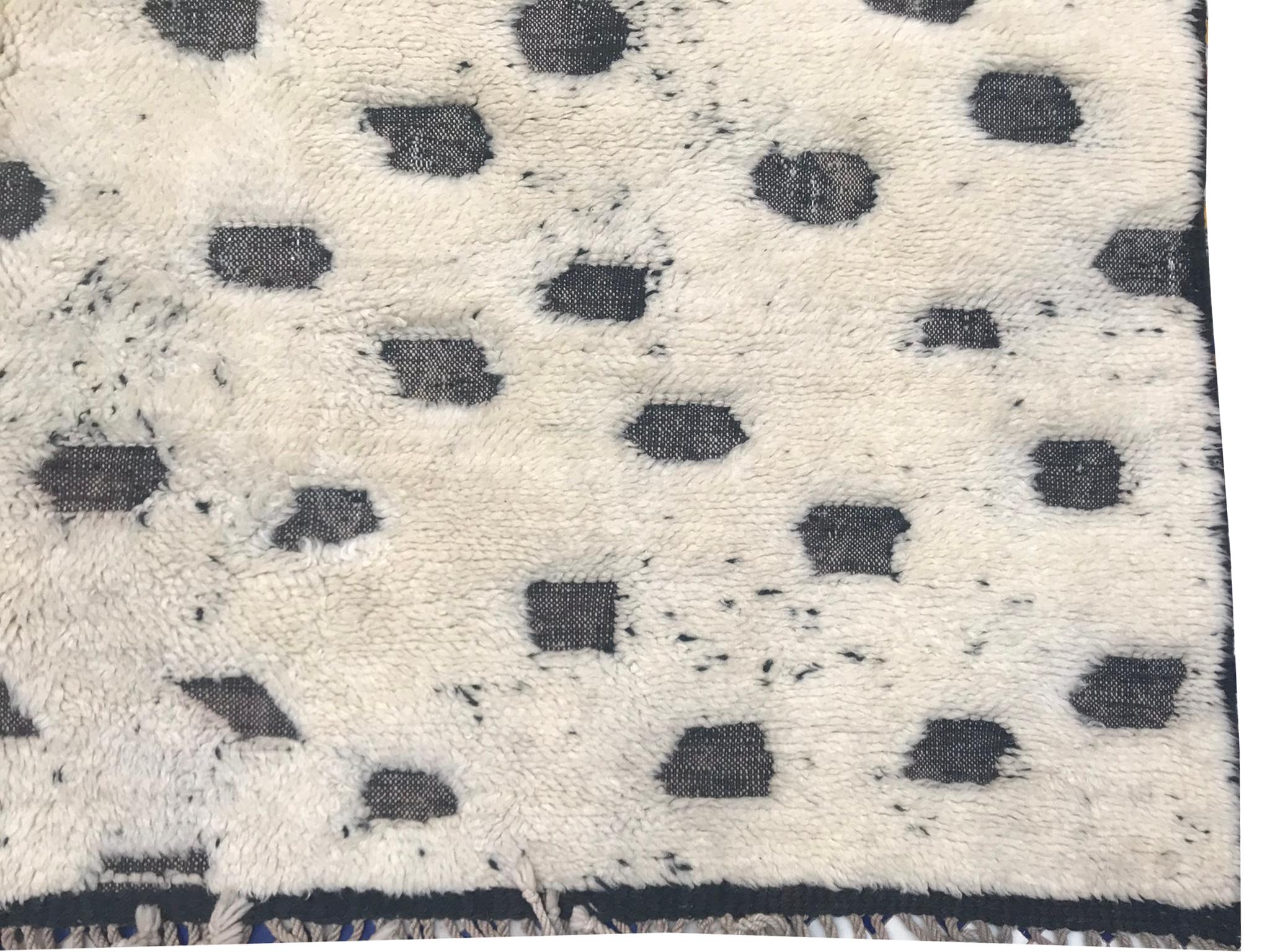 Moderne marokkanische Mitte Jahrhundert Elfenbein Grau & Schwarz Bereich Teppich von Silk Road Rug Inc (Marokkanisch) im Angebot