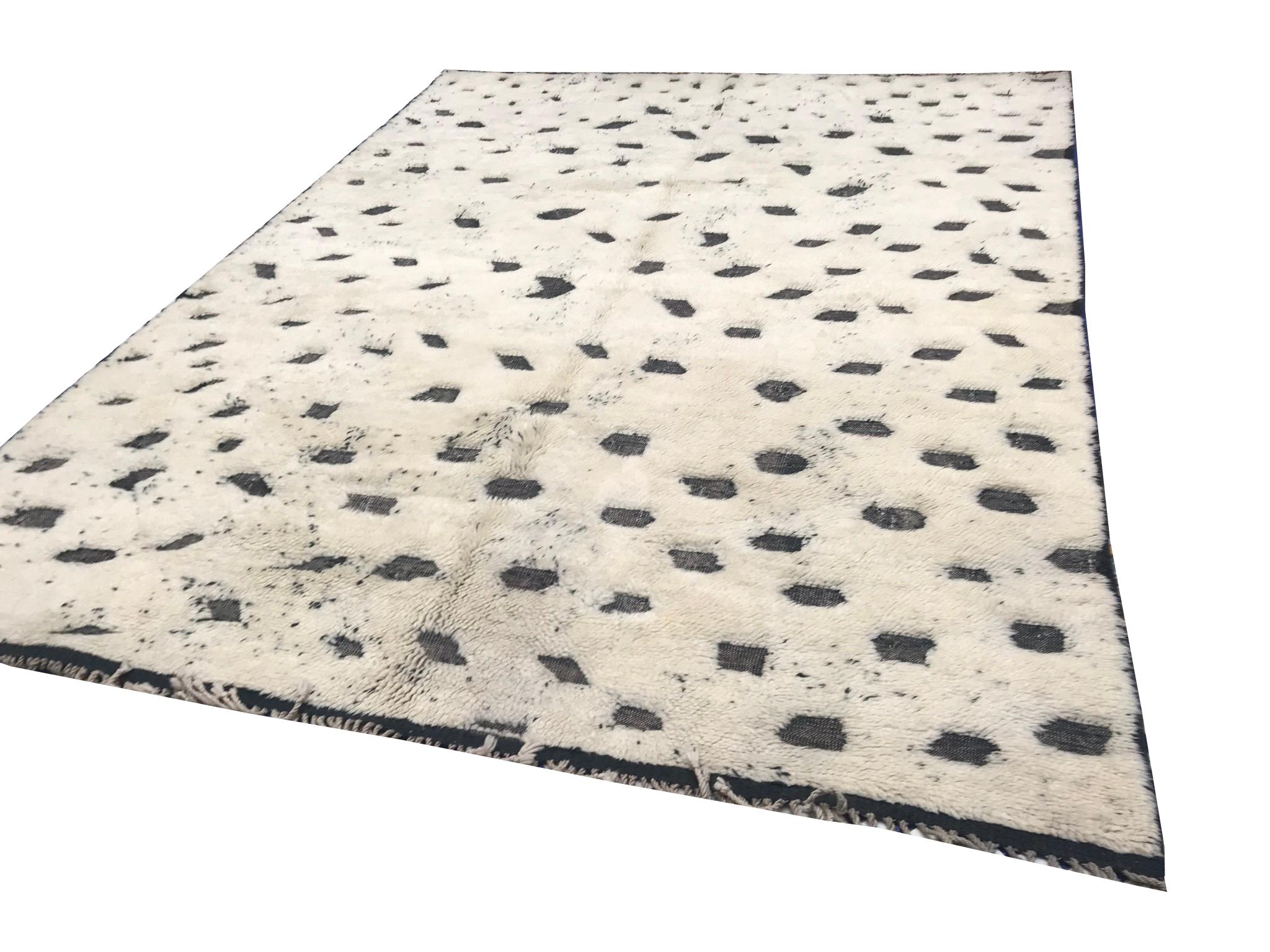 Moderne marokkanische Mitte Jahrhundert Elfenbein Grau & Schwarz Bereich Teppich von Silk Road Rug Inc (Handgeknüpft) im Angebot