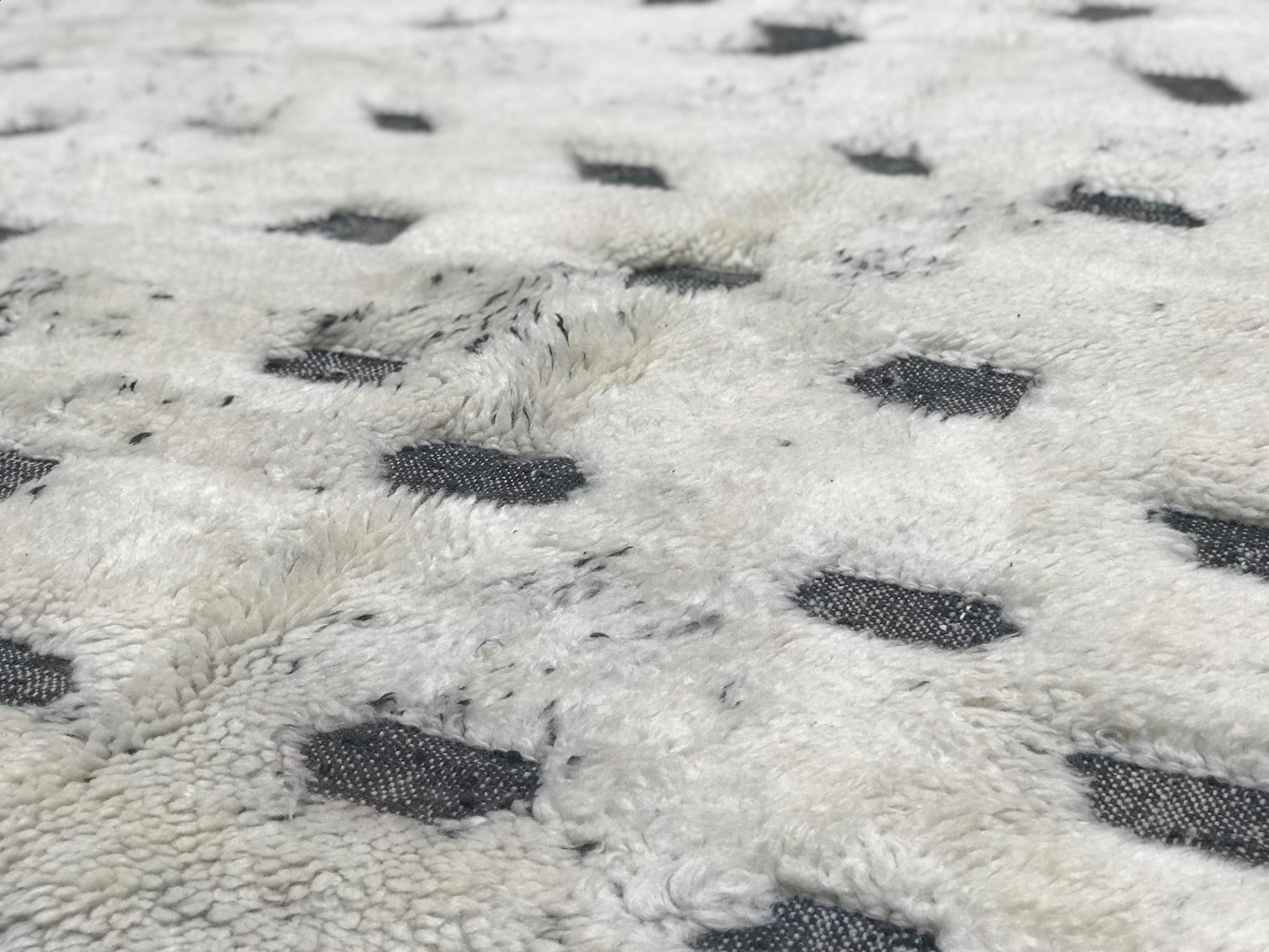 Tappeto moderno marocchino di metà secolo avorio grigio e nero di Silk Road Rug Inc In condizioni Nuovo in vendita a Los Angeles, CA