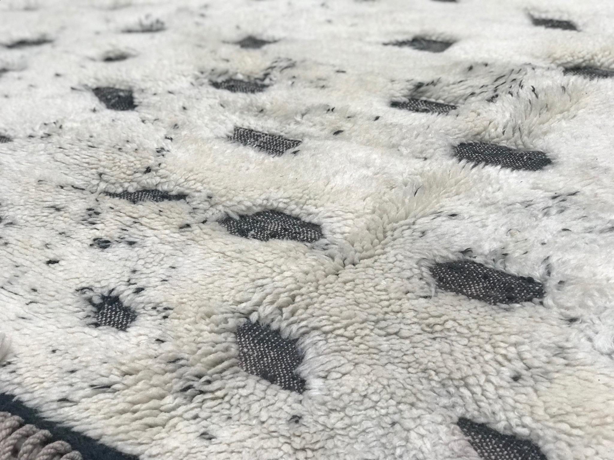 XXI secolo e contemporaneo Tappeto moderno marocchino di metà secolo avorio grigio e nero di Silk Road Rug Inc in vendita