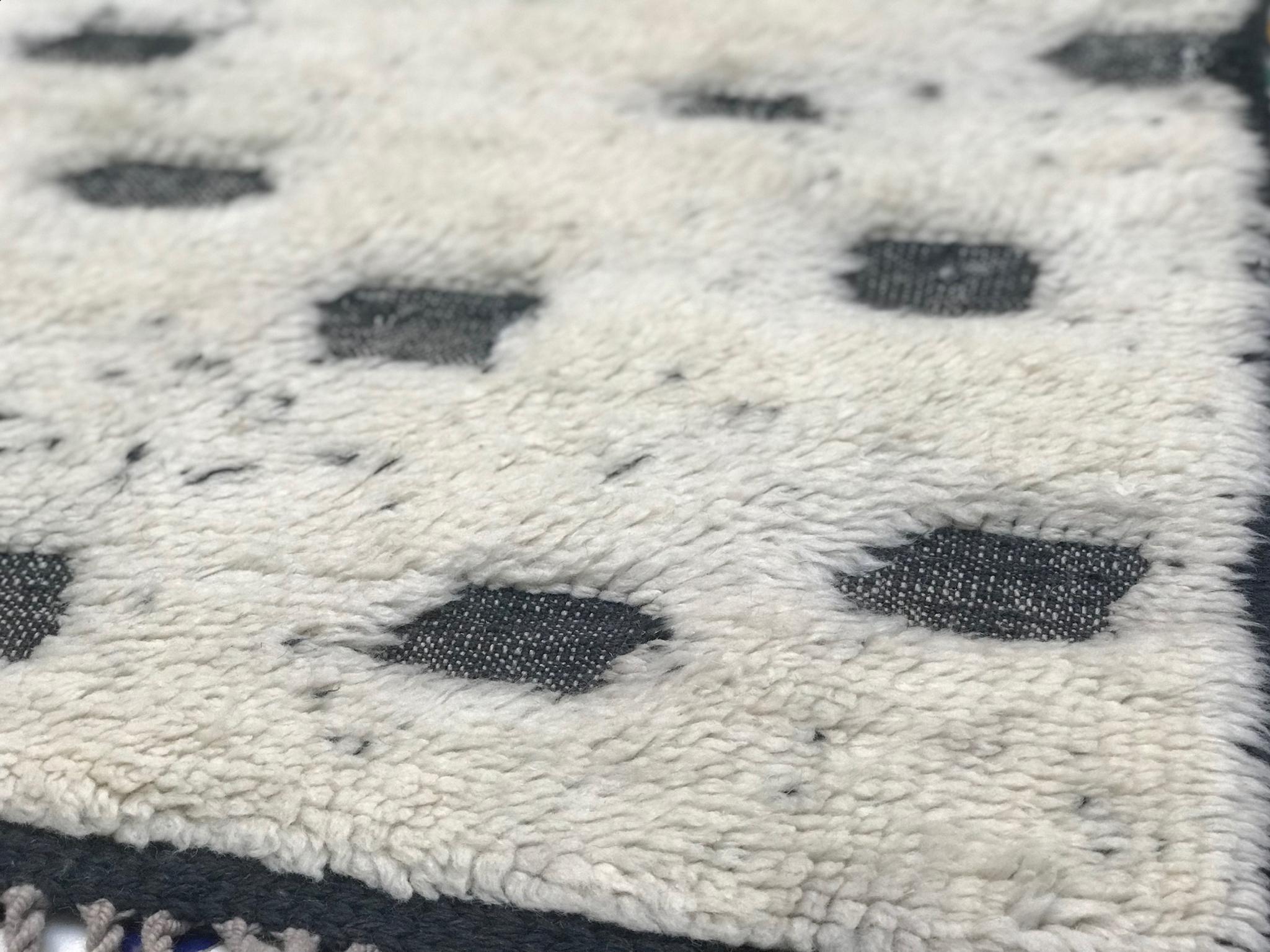 Lana Tappeto moderno marocchino di metà secolo avorio grigio e nero di Silk Road Rug Inc in vendita