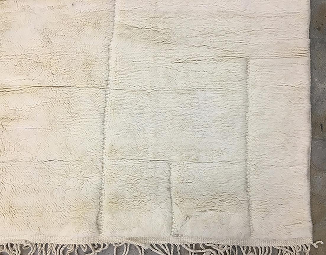 Mid-Century moderno Tappeto moderno marocchino di metà secolo in avorio alto e basso di Silk Road Rug Inc. in vendita