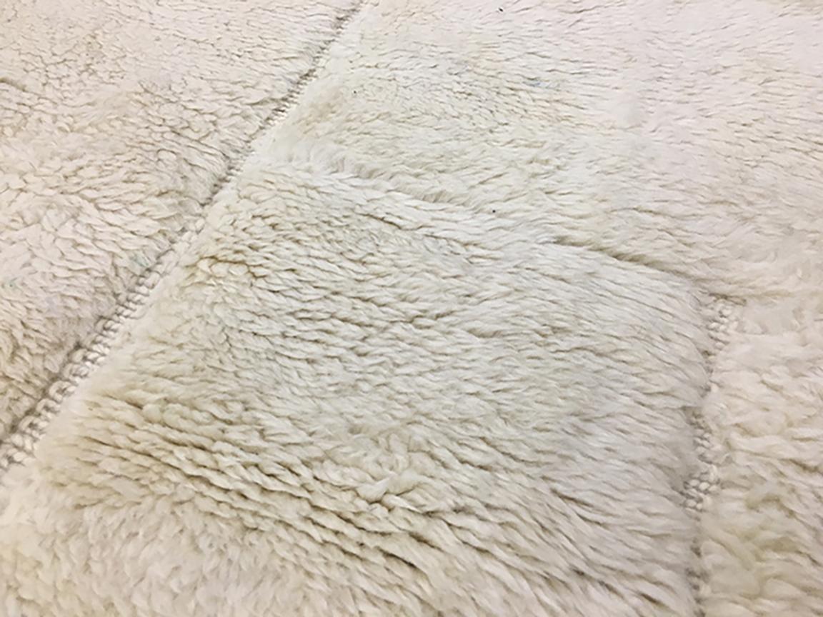Marocchino Tappeto moderno marocchino di metà secolo in avorio alto e basso di Silk Road Rug Inc. in vendita