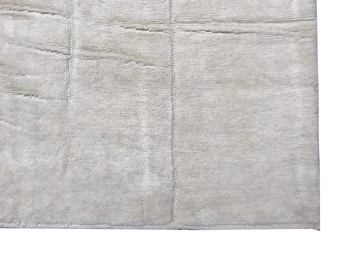 Annodato a mano Tappeto moderno marocchino di metà secolo in avorio alto e basso di Silk Road Rug Inc. in vendita