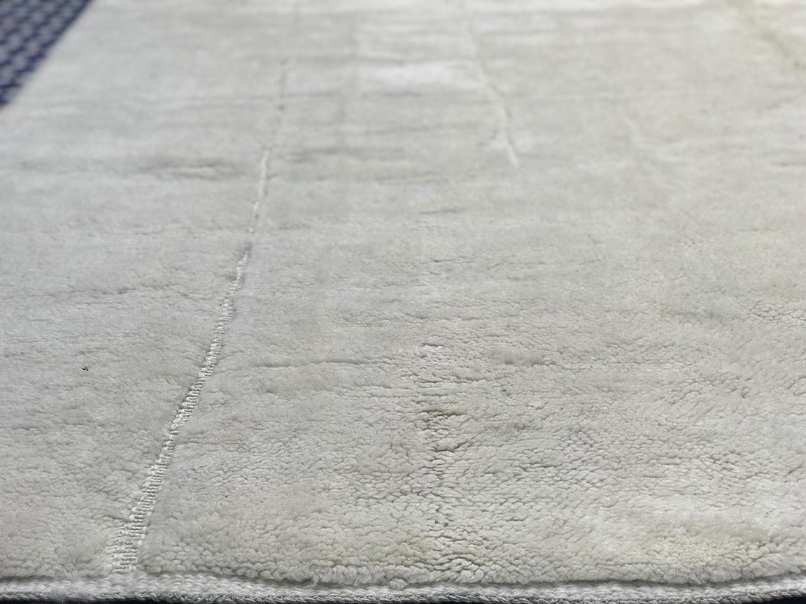 Tappeto moderno marocchino di metà secolo in avorio alto e basso di Silk Road Rug Inc. In condizioni Nuovo in vendita a Los Angeles, CA