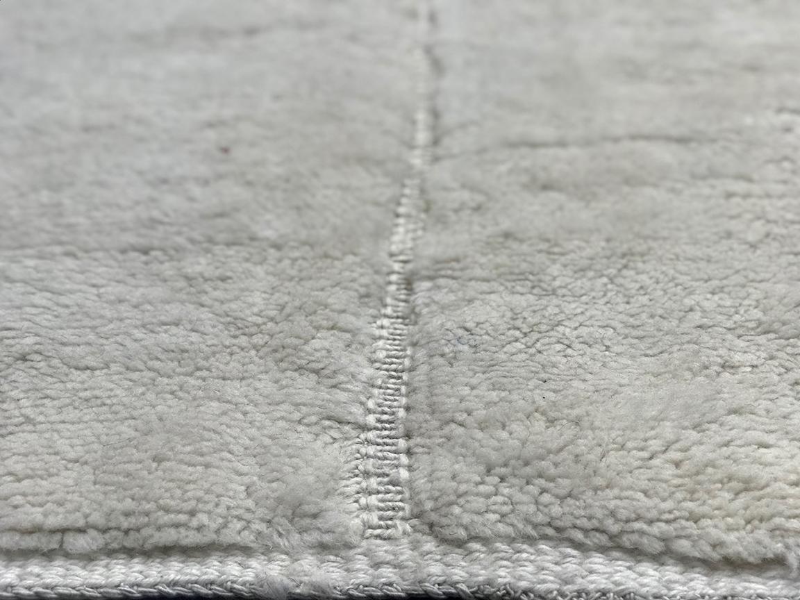 XXI secolo e contemporaneo Tappeto moderno marocchino di metà secolo in avorio alto e basso di Silk Road Rug Inc. in vendita